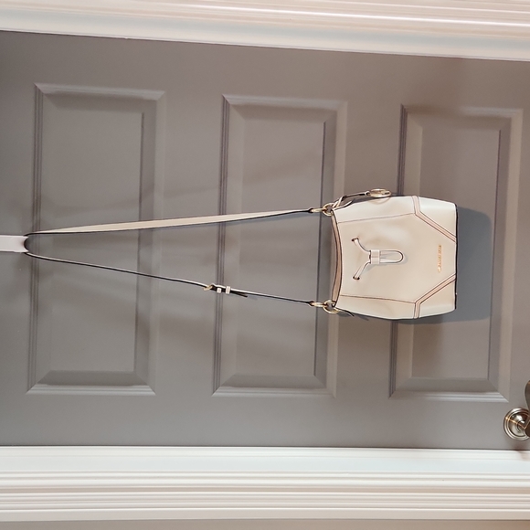 Micheal Kors Bucket Purse - Picture 3 of 7